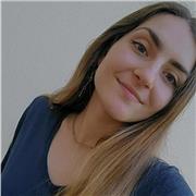 Profesora de inglés imparte clases a niños